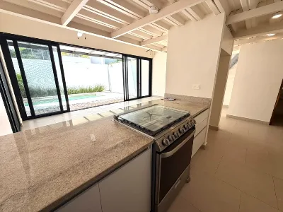 Casa de Lujo de 3 Recámaras con Alberca y Oficinas en Renta | Residencial Aqua (Av. Huayacán) — foto 2