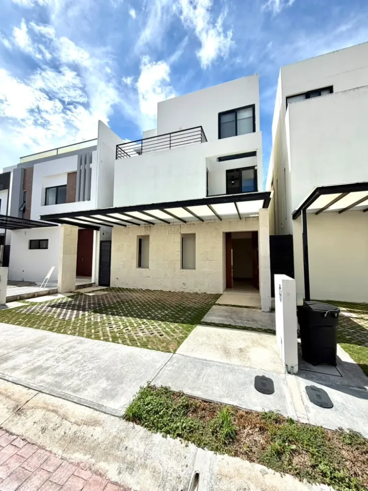 Casa de Lujo de 3 Recámaras con Alberca y Oficinas en Renta | Residencial Aqua (Av. Huayacán)