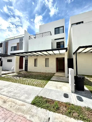 Casa de Lujo de 3 Recámaras con Alberca y Oficinas en Renta | Residencial Aqua (Av. Huayacán) — foto 1