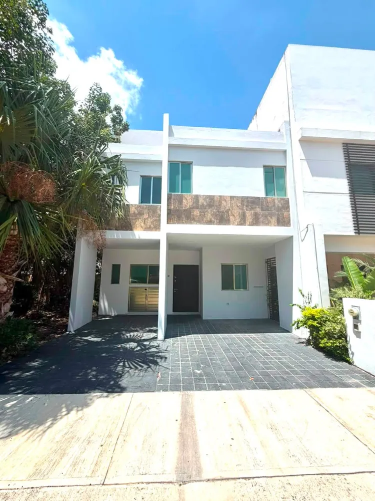 Casa de 3 Recámaras en Renta de 3 Pisos con Alberca Privada | Residencial Arbolada