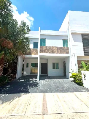 Casa de 3 Recámaras en Renta de 3 Pisos con Alberca Privada | Residencial Arbolada — foto 1