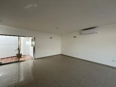 Casa de 3 Niveles con Alberca y Roof Garden en Renta en Residencial Cumbres — foto 4