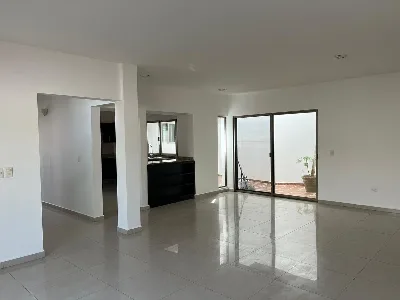 Casa de 3 Niveles con Alberca y Roof Garden en Renta en Residencial Cumbres — foto 7