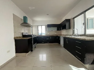 Casa de 3 Niveles con Alberca y Roof Garden en Renta en Residencial Cumbres — foto 12