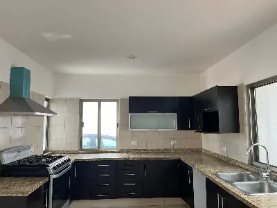 Casa de 3 Niveles con Alberca y Roof Garden en Renta en Residencial Cumbres — foto 11