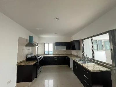 Casa de 3 Niveles con Alberca y Roof Garden en Renta en Residencial Cumbres — foto 10