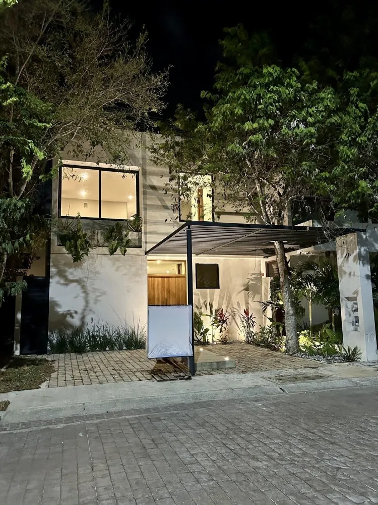 Espectacular Casa Nueva de 4 Recámaras con Roof Garden en Venta | Aqua Residencial