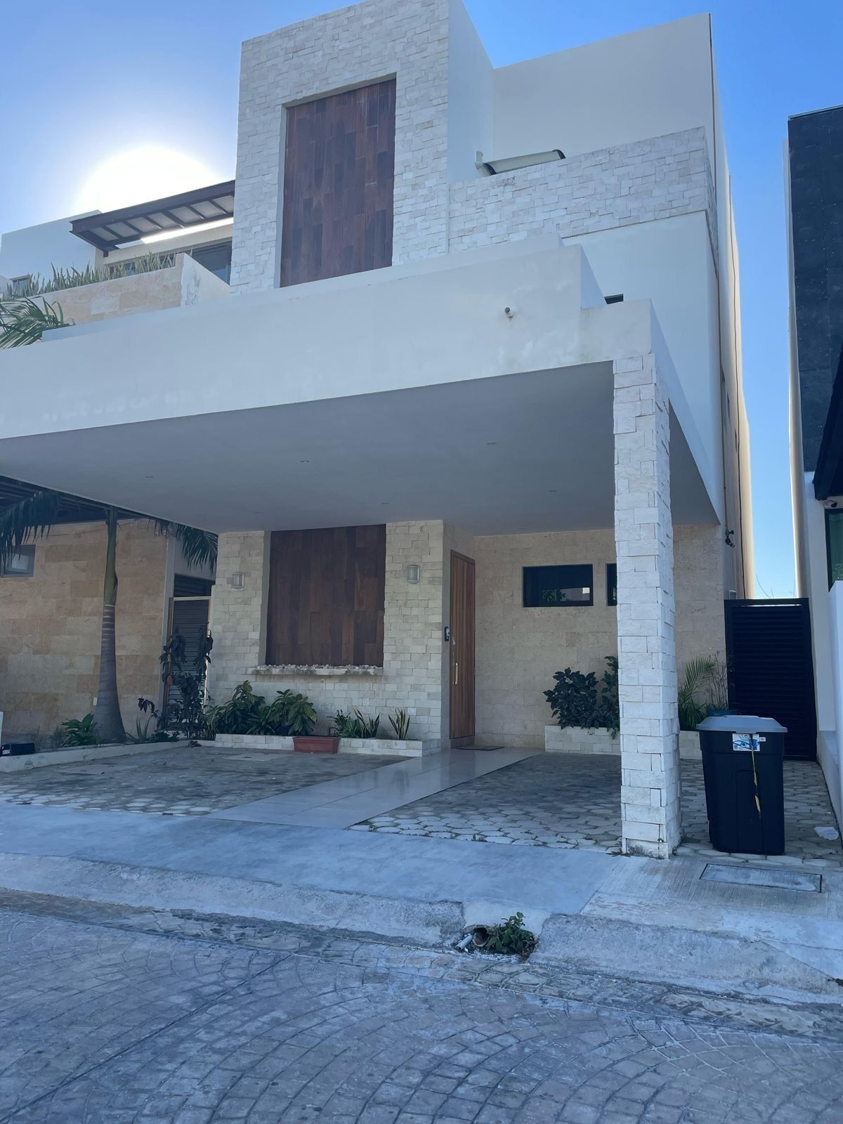 Amplia Casa de 3 Niveles en Renta con 4 Recámaras y Terrazas | Aqua Residencial