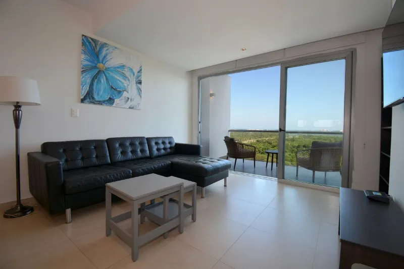 Departamento de Lujo Amueblado con Vista Panorámica en Malecón Américas