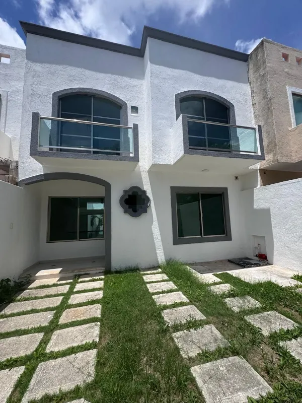 Casa en Venta de 3 Recámaras con Estudio | Fraccionamiento Torrecillas (Región 523)