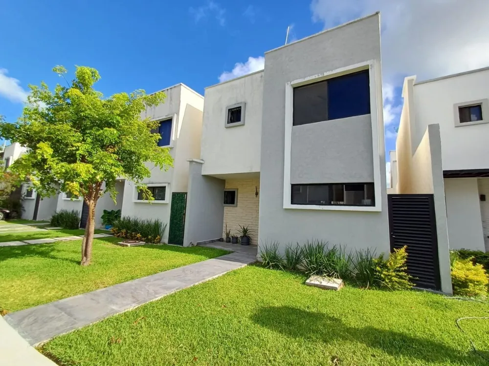 Casa Amueblada en Renta de 3 Recámaras con Alberca en Polígono Sur