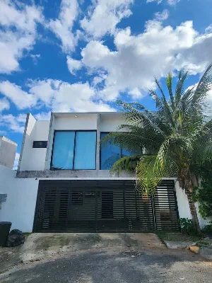 Casa con Espacios Independientes y Oficinas en Venta en Residencial Jade — foto 1