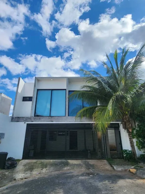 Casa con Espacios Independientes y Oficinas en Venta en Residencial Jade