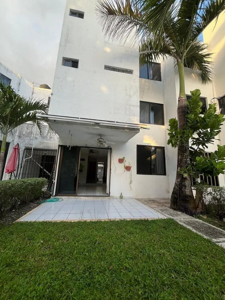 Casa en Venta de 3 Recámaras con Estudio | Supermanzana 45 (Av. del Sol)