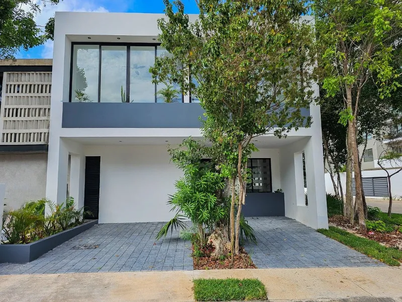Casa en Venta con Alberca en Residencial Arbolada