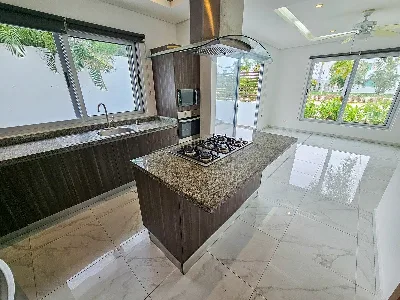 Espectacular Casa en Esquina con Alberca y Roof en Residencial Aqua — foto 8
