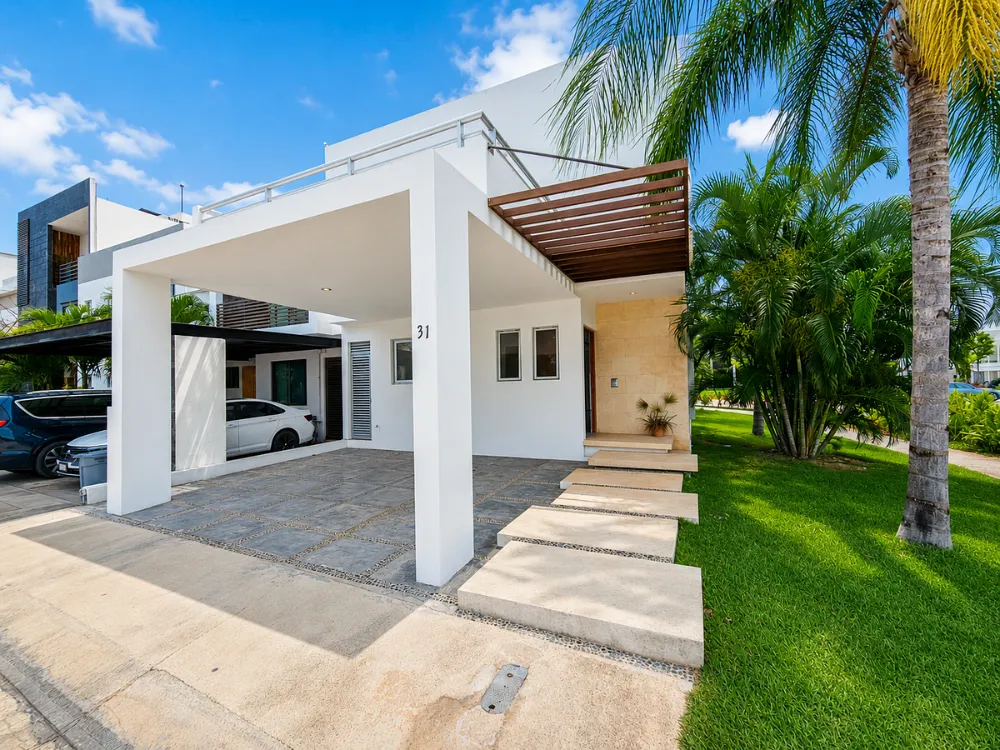 Espectacular Casa en Esquina con Alberca y Roof en Residencial Aqua