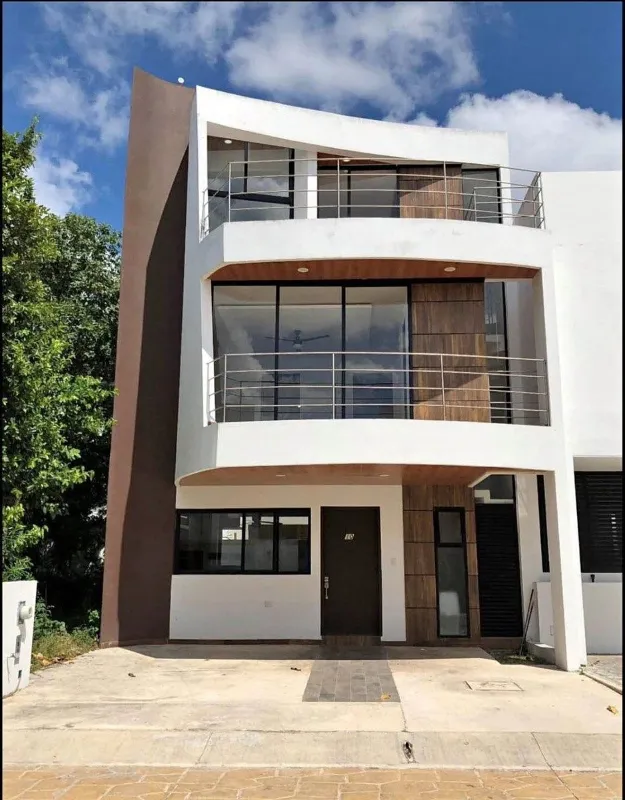 Casa en Renta de 3 Niveles con Alberca Privada en Residencial Arbolada