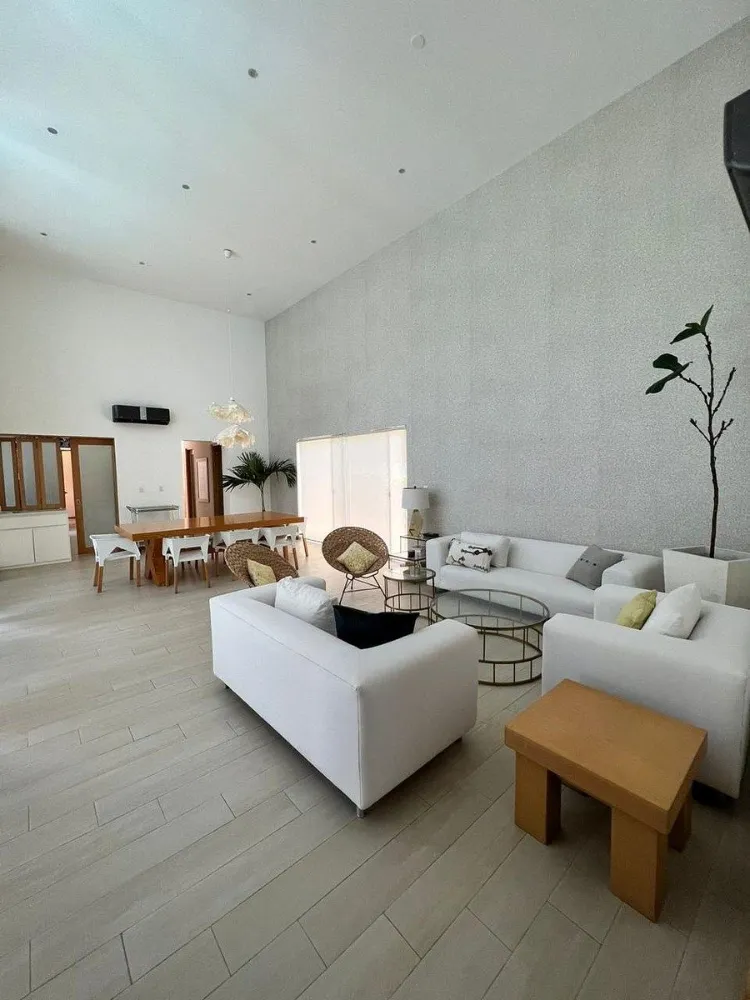 Hermosa Residencia en Venta con Amplio Jardín en Residencial Cumbres