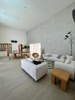 Hermosa Residencia en Venta con Amplio Jardín en Residencial Cumbres — foto 1