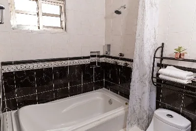 Edificio de 4 Niveles Remodelado y Amueblado en Venta en Gran Santa Fe — foto 2