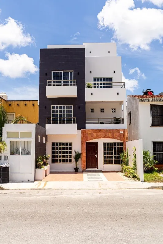 Edificio de 4 Niveles Remodelado y Amueblado en Venta en Gran Santa Fe